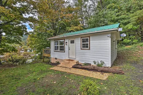 Hilltop Hideaway w/ Scenic Views & Hot Tub!
