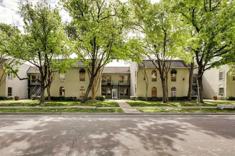 Chic Dallas Condo w/ Pool, Walk to Knox Street!