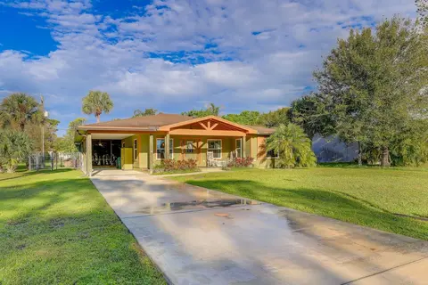 Pet-friendly Fort Pierce Home w/ Screened Porch!