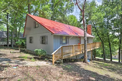 Beautiful Home With Mountain-view Deck + Smart TV