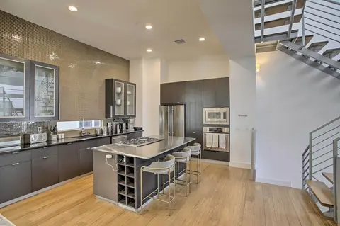 Central Houston Townhome ~ 1 Mi to Downtown!