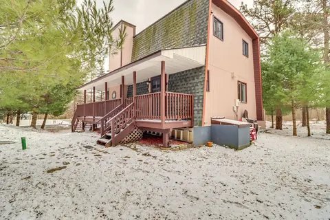 Family Home in Long Pond w/ Fire Pit & Lake Access