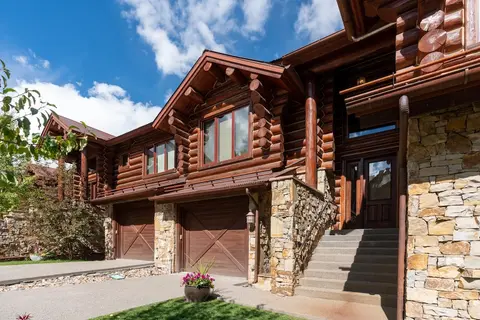 Townhome on the Creek 135 by Avantstay Ski In/ Ski Out Home w/ Hot Tub