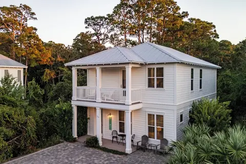 Gulf Coast Gem by Avantstay 3 Blocks to Beach & Town Plaza Community Pool