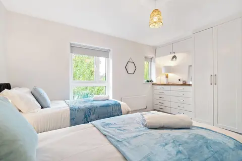 House - Sleeps 4 - Garden - Parking
