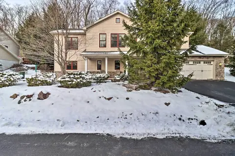 < Half-mi to Skiing: Lake Harmony Home w/ Hot Tub