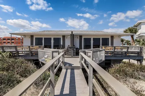 Stunning House With Oceanfront Deck and Direct Access to Beach by Redawning