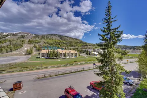 Brian Head Condo w/ Fireplace, Close to Reservoir!