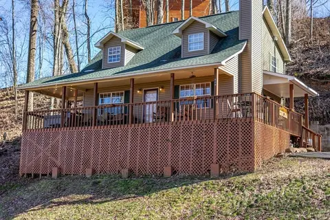 Strollin' Bear 3 Bedroom Home by RedAwning