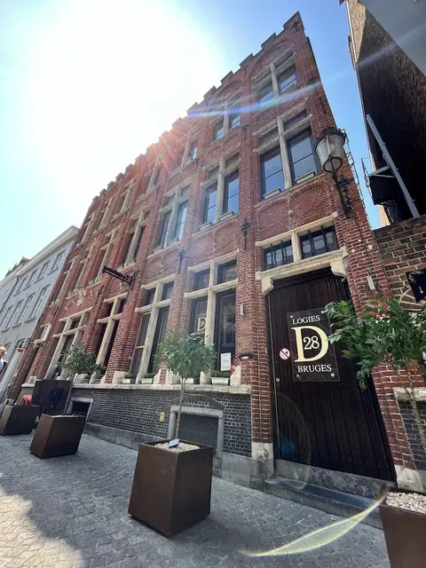 D28