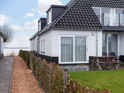 Apartment Located Directly on the Sneekermeer