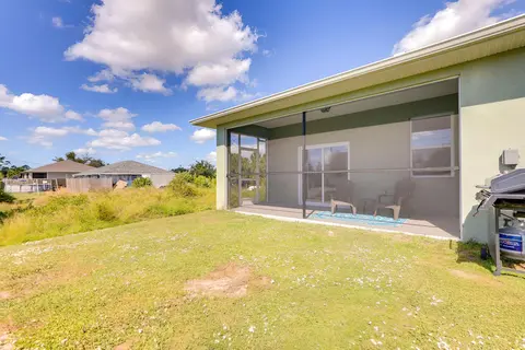Englewood Home w/ Screened Porch ~ 6 Mi to Beach!