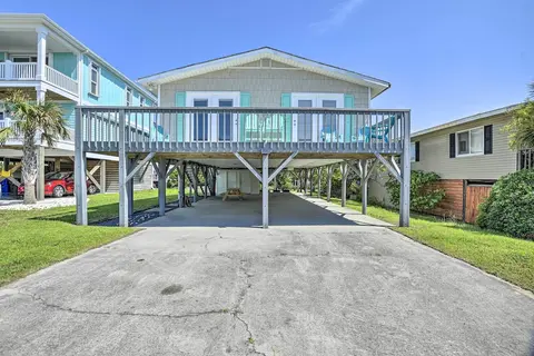 Oak Island Beach Abode w/ Deck: Walk to Shore!