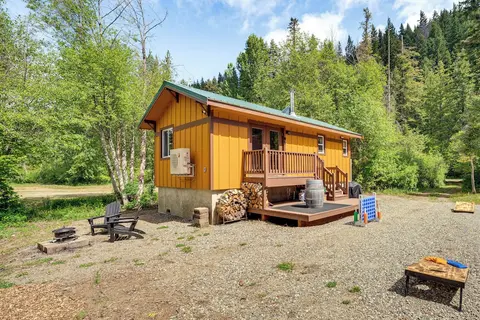 Deck & Fire Pit: Yakima River Retreat in Cle Elum