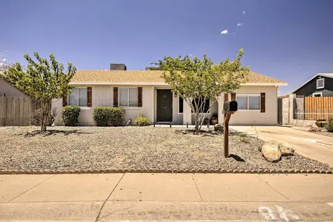 Pet-friendly Peoria Home: Patio, Grill & Foosball!