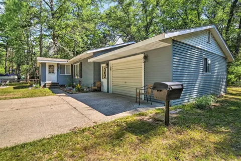 Higgins Lake Getaway w/ Fire Pit, Walk to Beach!