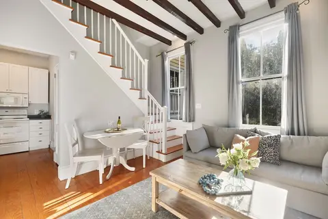 Beautiful Renovated Apartment Near King Street