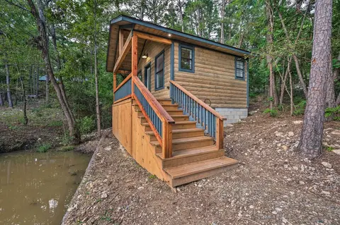 Romantic Broken Bow Cabin w/ Jacuzzi & Fire Pit!