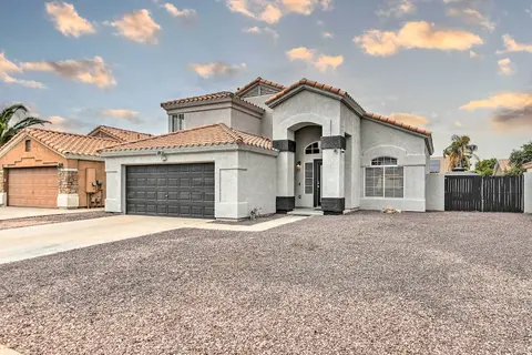Peoria Oasis w/ Saltwater Pool & Putting Green!