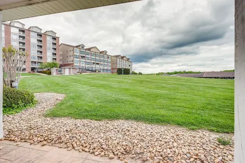 Lakefront Huddleston Condo w/ Community Pool