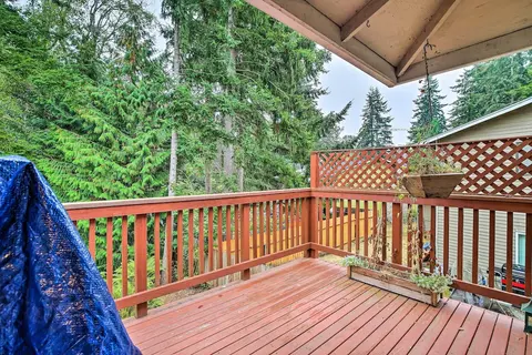 Spacious Kent Getaway w/ Yard, Deck + Grill!