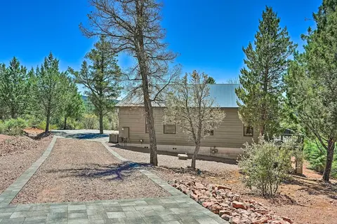 Mtn Views & Gas Fire Pit: Luxe Pine Escape!