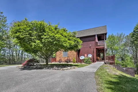 Expansive Smoky Mountain Retreat w/ Hot Tub & Deck