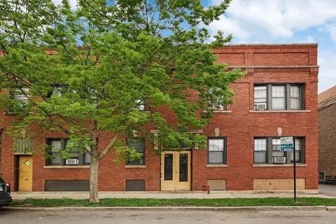 3BR Comfy Apt in Logan Square