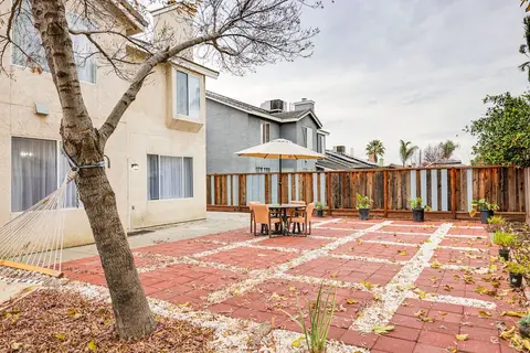 Spacious Los Banos Home w/ Patio - Dogs Welcome!
