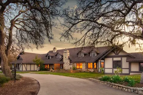 Cathedral by Avantstay Charming Secluded Estate w/ Sauna, Pool Table & Views of the Rolling Hills
