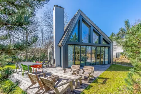 Relaxed and Atmospheric 6-person Villa Near the Forest