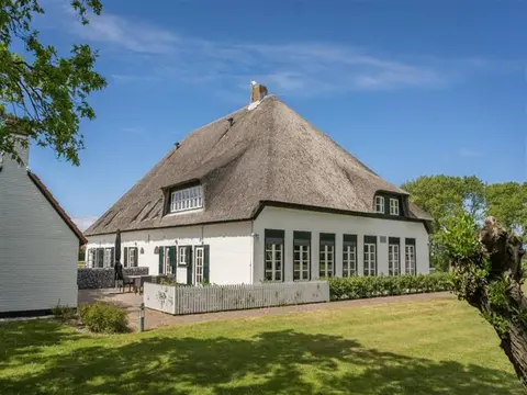 Farmhouse in De Cocksdorp With Garden