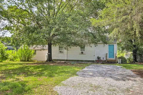 Adorable Lakefront Cottage w/ Dock & Grill!
