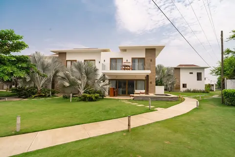 Modern Villa With Jacuzzi Pool View in Monterrico