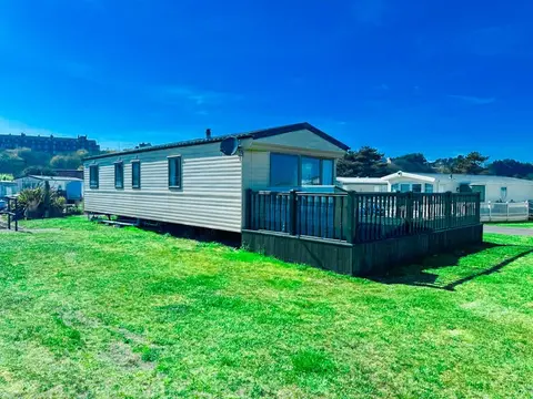 Beachside Caravan Retreat in Lowestoft Sleeps 4