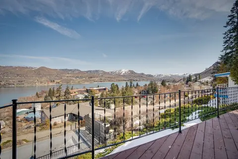 Colorful Lake Chelan Home w/ Saltwater Pool!