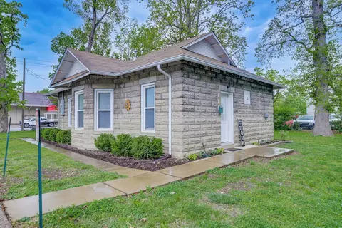 Pet-friendly Pacific Cottage Near Purina Farms!