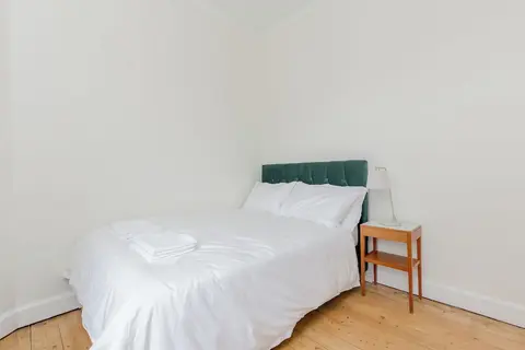 Edinburgh Castle Views Stylish 2BD Flat Sleeps 4