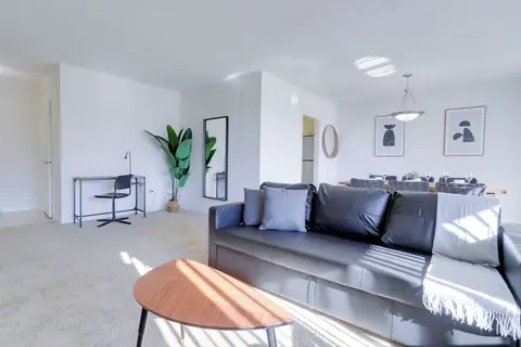 Spacious 2BR Apartment in Crystal City
