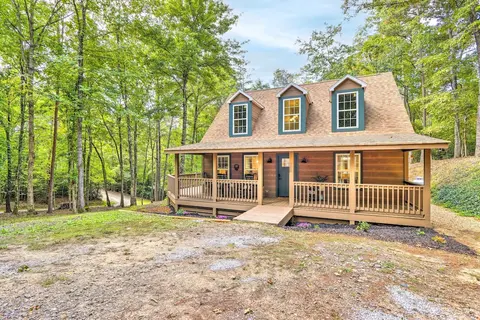 Warne Retreat w/ Hot Tub & Fire Pit!