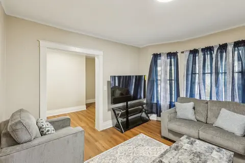 Cozy Upper Flat Minutes From Niagara Falls 3 Bedroom Apts