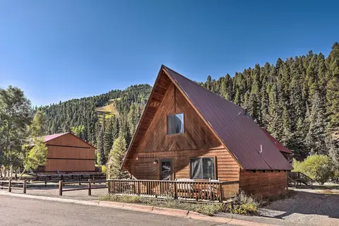 Ski-in/ski-out Red River Cabin w/ Mtn Views!