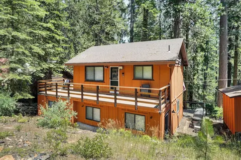 Long Barn Cabin w/ 2 Decks Near Skiing!