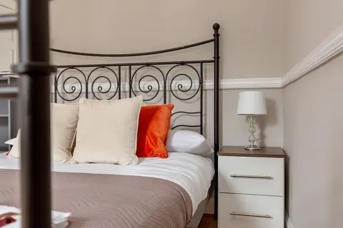 Silver Lining - St Leonard St Apartment