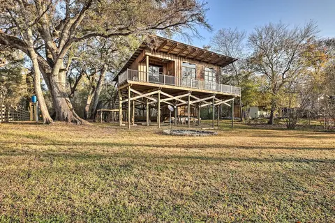 Fort White Retreat: Deck & River Access!