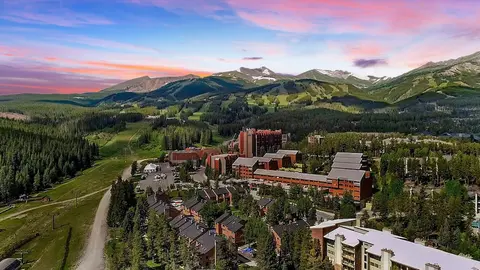 Downtown Studio W/ Sunny Alpine Views- Sleeps 4! Studio Bedroom Condo by RedAwning