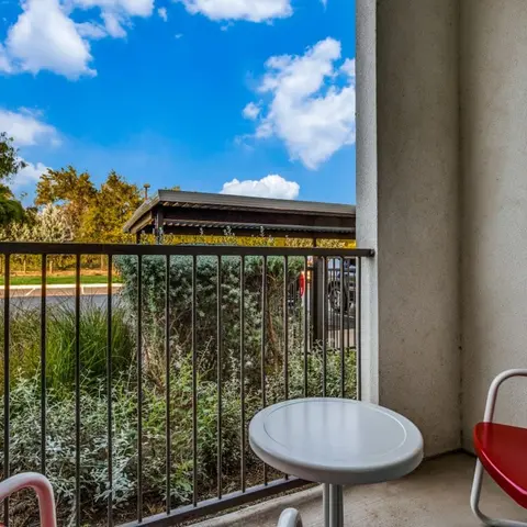 Spacious Cozysuites on I-35 w Pool and Parking 02