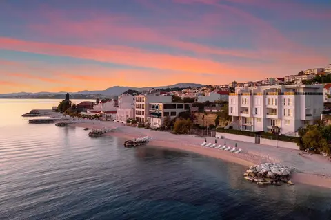 Spacious Beachfront Apartments Tanita