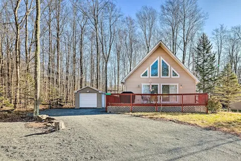 Hot Tub + Decks: Tree-lined Retreat in Pocono Lake