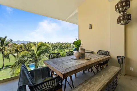 Gorgeous Condo With Pool and Balcony